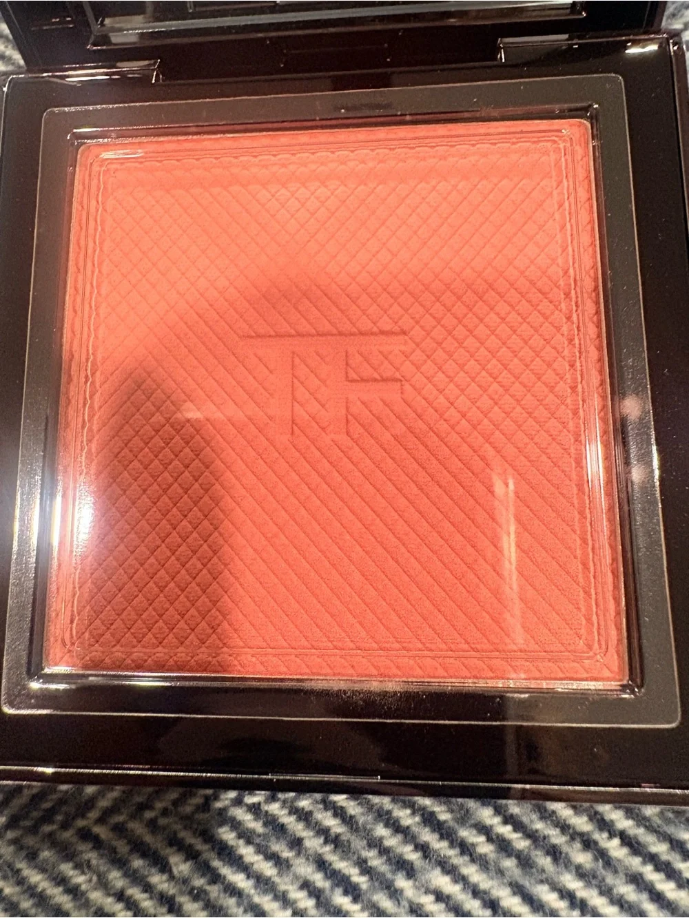 An instant flush of sensual warmth to enhance the face's dimension. Buildable an